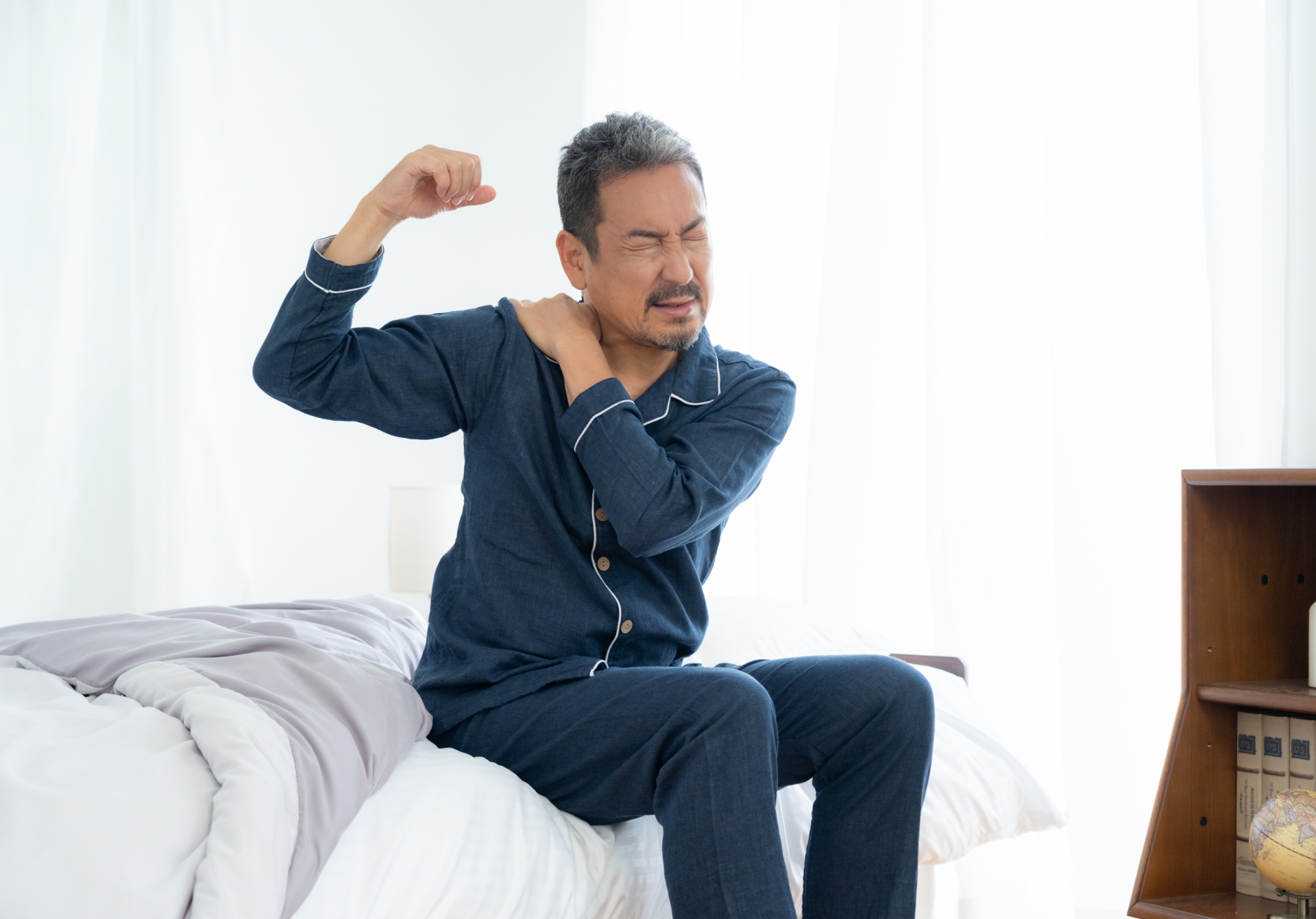 五十肩で肩の痛みに悩む方のイメージ|大津市堅田