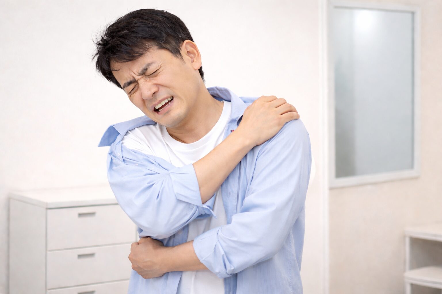 五十肩で日常動作がつらいイメージ|大津市堅田