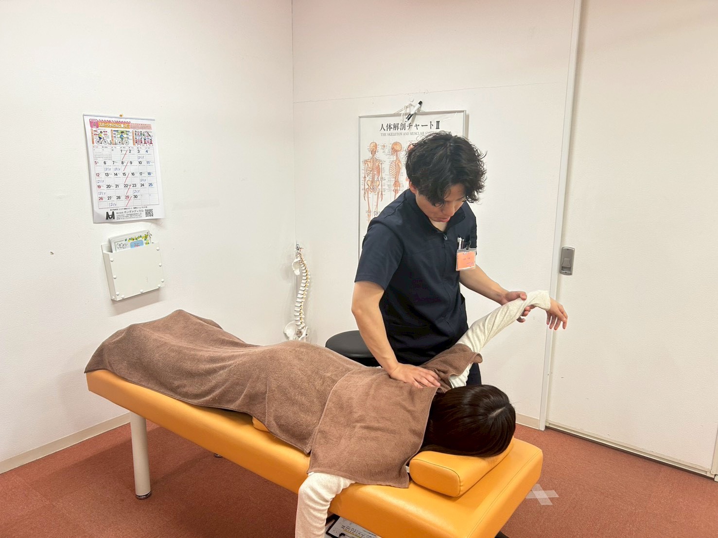 五十肩に対する施術風景2|大津市堅田