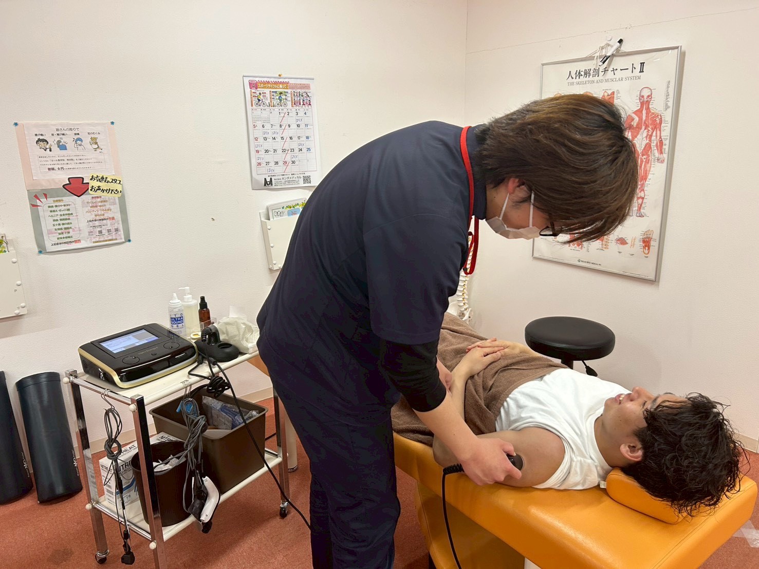 五十肩に対する施術風景|大津市堅田