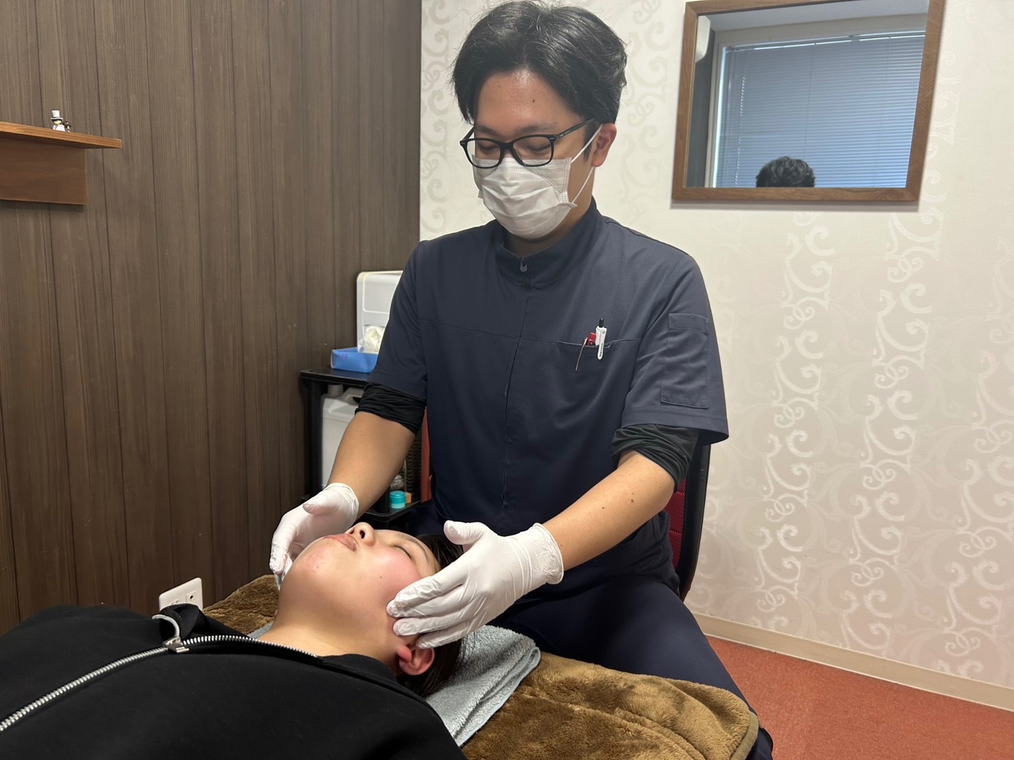 大津市堅田のまいれ堅田院で美容鍼前の検査を行う様子